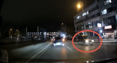 Ters yönde ilerleyen araç kameraya yansıdı