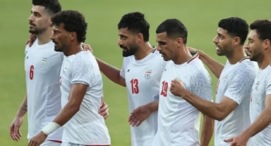 2026 FIFA Dünya Kupası’na ev sahipliği yapacak olan ABD, kısa süre önce savaş halinde olduğu İran Milli Futbol Takımını ağırlayacak. Tarihte ilk kez ev sahibi ülke ile yakın dönemde çatışma yaşamış bir ülke turnuvada karşı karşıya gelecek.
