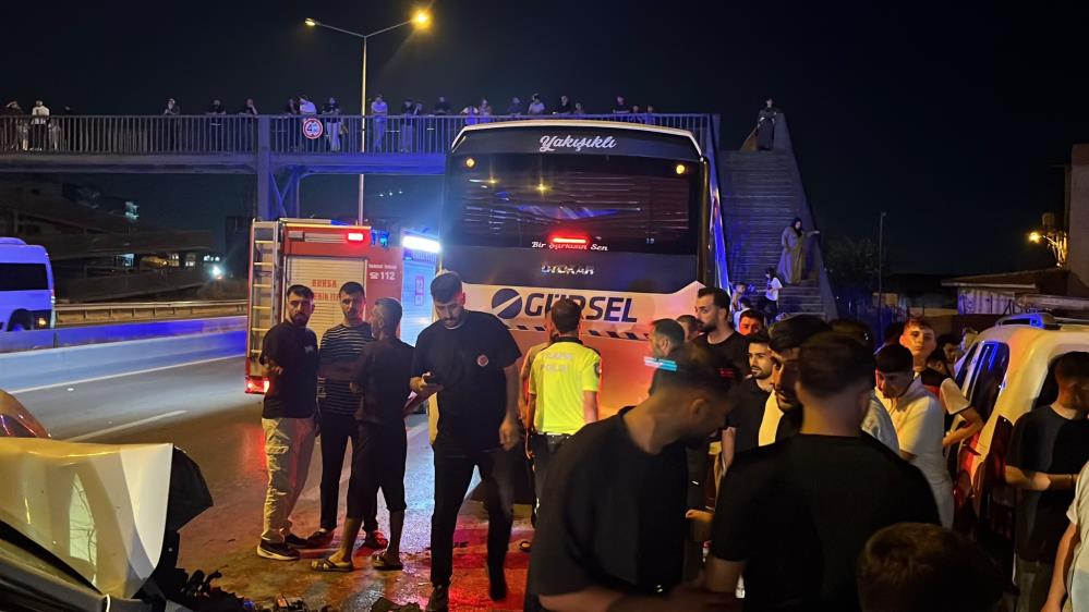 Bursa’da Alkollü Sürücü Dehşeti: Servis Otobüsüne Çarpan Otomobil Hurdaya Döndü, 6 Yaralı 