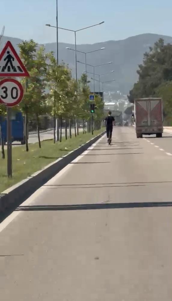 Bursa'da Elektrikli Scooter Sürücüsünden Trafikte Tehlikeli Sürüş 