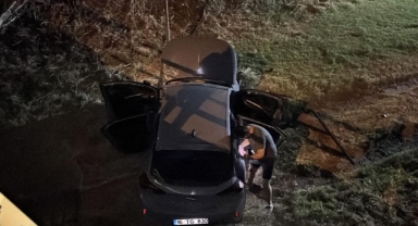  Bursa’da navigasyon kazası: Dereye uçan otomobilde genç sürücü yaralandı