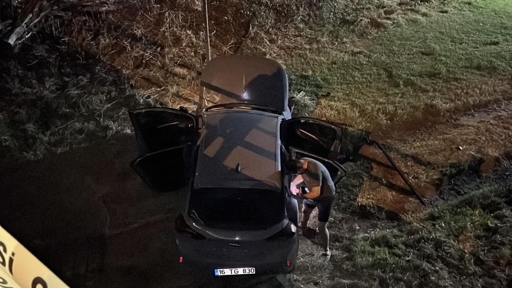 Bursa’da navigasyon kazası: Dereye uçan otomobilde genç sürücü yaralandı