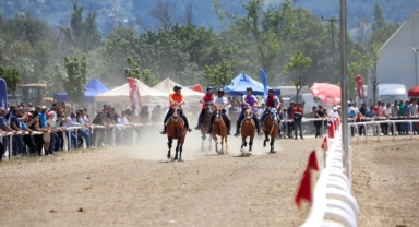 Bursa’da Rahvan At Yarışları Nefes Kesti: 155 At Kıyasıya Yarıştı