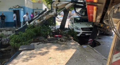 Bursa Mudanya’da İş Kazası: Vinç Devrildi, Kepçe Dereye Düştü 