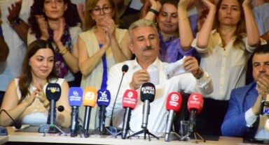 CHP’de kriz büyüyor: Nihat Yeşiltaş görevden alınma kararını yırttı 