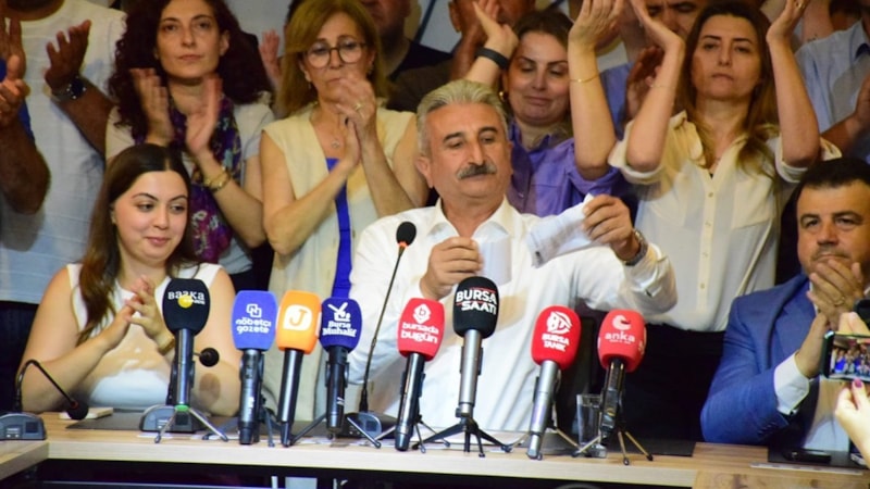 CHP’de kriz büyüyor: Nihat Yeşiltaş görevden alınma kararını yırttı
