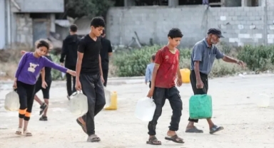 Gazze’de su krizi derinleşiyor: Çocuklar bidonlarla su kuyruğunda