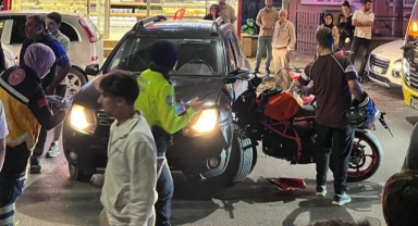 İnegöl’de motosiklet otomobile saplandı: Sürücü yaralandı