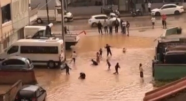 İnegöl’de Sağanak ve Dolu Hayatı Olumsuz Etkiledi: Yollar Göle Döndü