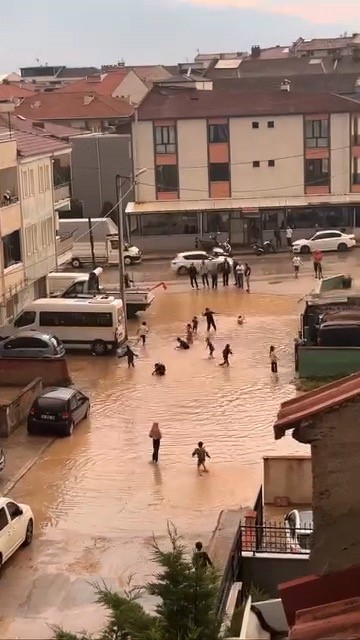 İnegöl’de Sağanak ve Dolu Hayatı Olumsuz Etkiledi: Yollar Göle Döndü