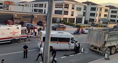 İnegöl’de Servis Minibüsü Park Halindeki Kamyona Çarptı: Sürücü Ağır Yaralandı 