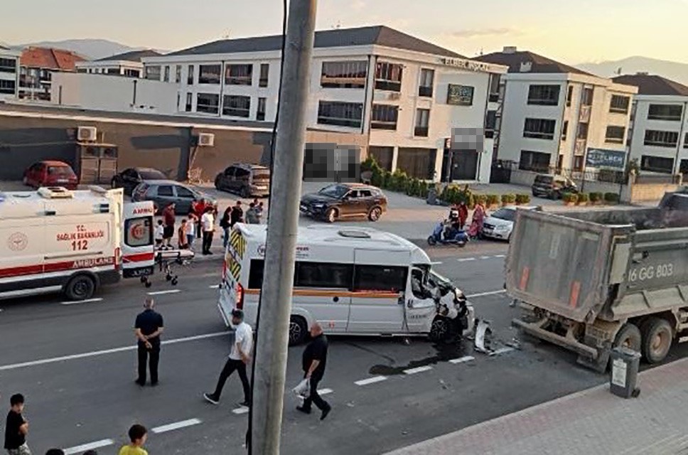 İnegöl’de Servis Minibüsü Park Halindeki Kamyona Çarptı: Sürücü Ağır Yaralandı 