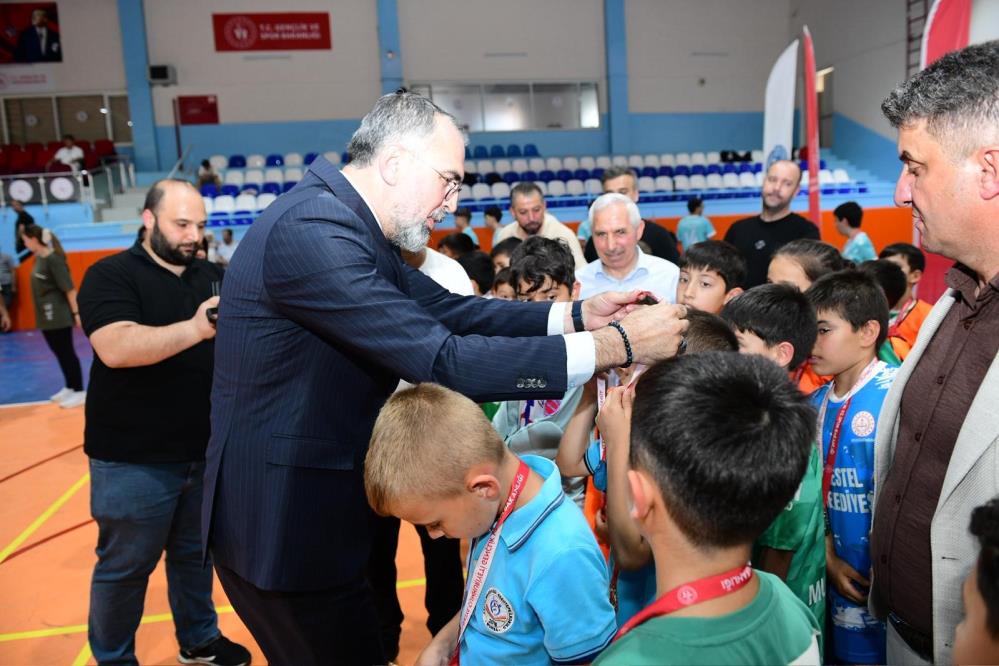 Kestel’de Okul Sporları Ödül Töreni! 10 Branşta Yarışan Öğrencilere Forma ve Ödüller Verildi