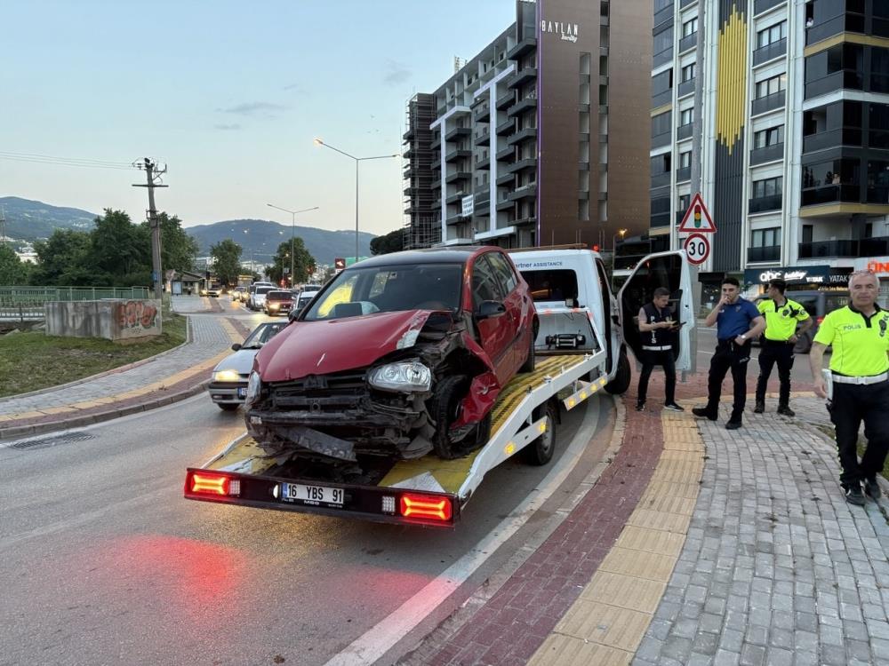 Kontrolden Çıkan Otomobil Tabelaya Çarptı 