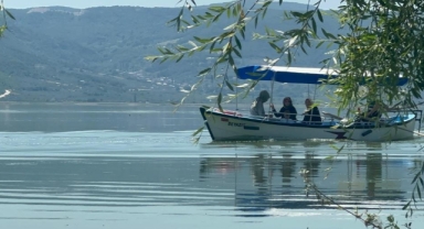 Uluabat Gölü’nde Sular Çekildi, Gölyazı Yeniden Turistlerle Doldu 