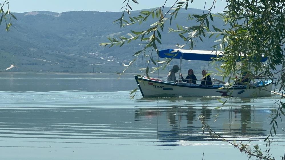 Uluabat Gölü’nde Sular Çekildi, Gölyazı Yeniden Turistlerle Doldu 