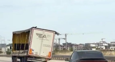 Yana Yatan Tır Dorsesi Trafikte Korku Dolu Anlara Neden Oldu