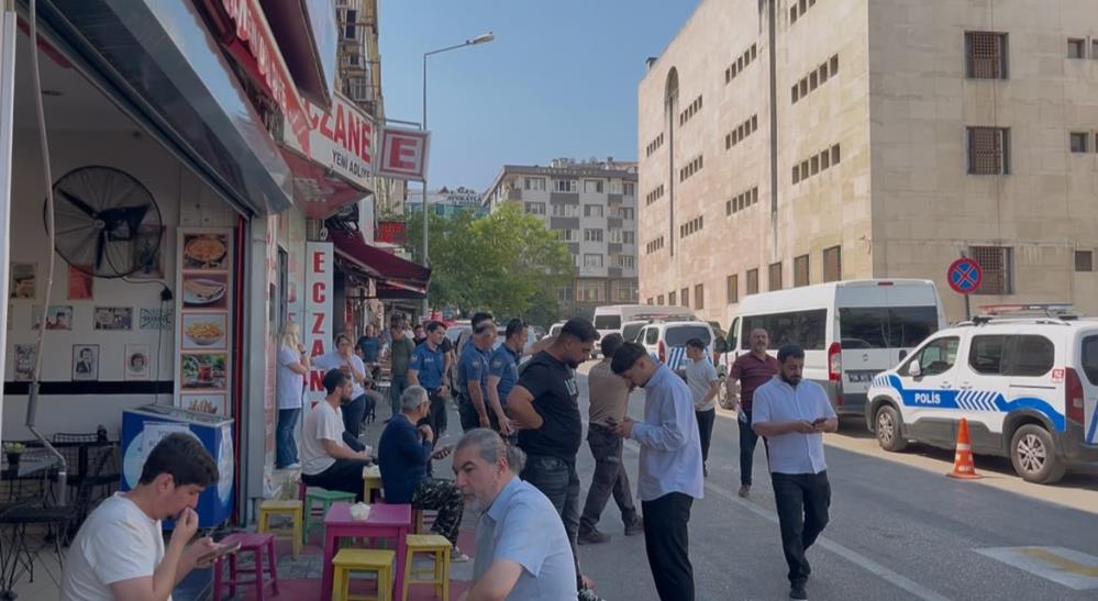 Bursa Adliyesi Önünde Sandalyeli Kavga