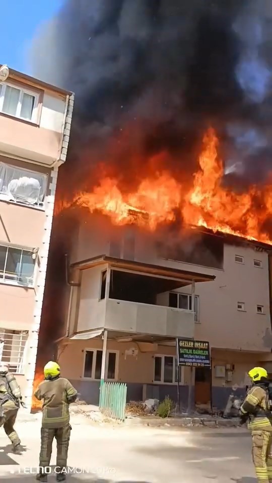 Bursa'da 3 Katlı Binanın Çatısında Korkutan Yangın! Mahalleyi Duman Kapladı