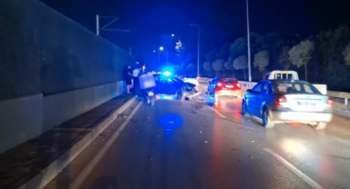 Bursa'da Baz İstasyonuna Çarpan Otomobil Hurdaya Döndü 