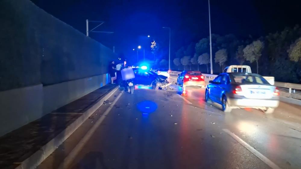 Bursa'da Baz İstasyonuna Çarpan Otomobil Hurdaya Döndü