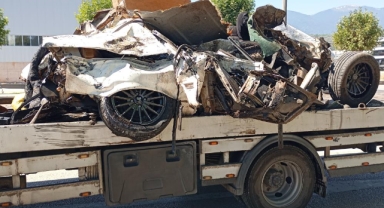 Bursa'da Freni Patlayan Kamyon Dehşet Saçtı: Otomobili Altına Aldı, 3 Kişi Yaralandı 