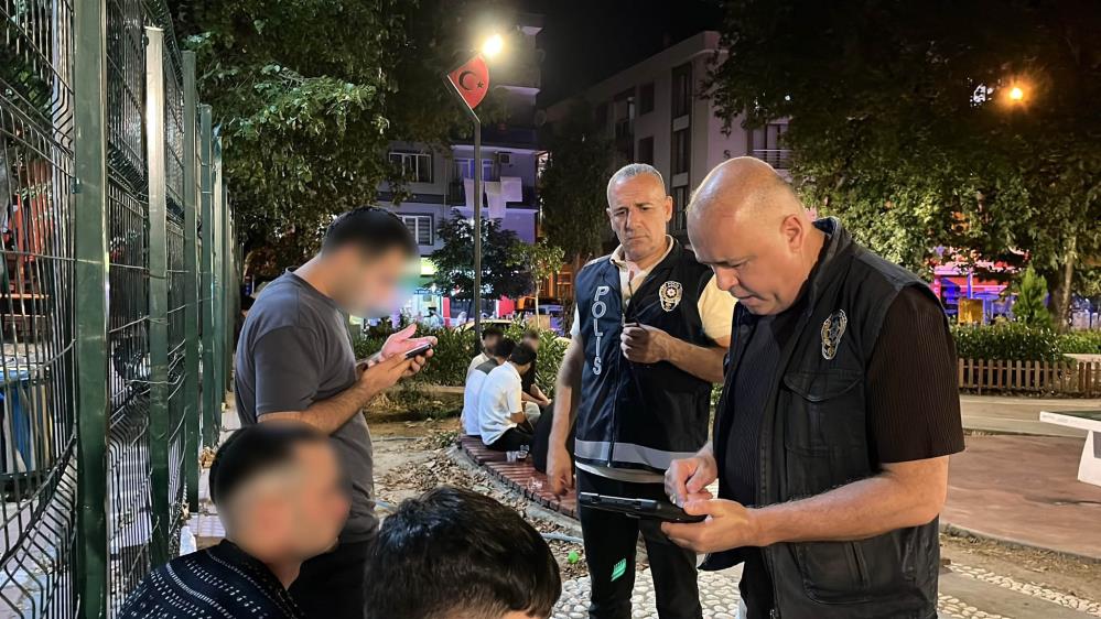 Bursa’da huzur operasyonu! 14 aranan şahıs yakalandı, 724 bin lira ceza kesildi 