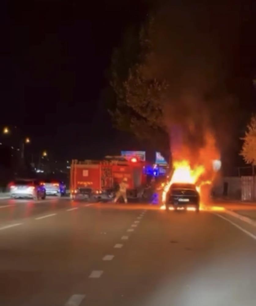 Bursa'da Seyir Halindeki Otomobil Alev Alev Yandı