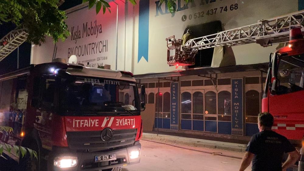 Bursa İnegöl’de mobilya fabrikasında yangın: Alevler 1 saatte söndürüldü 