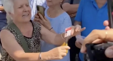 CHP'li kadın üyelik kartını keser gibi yapıp kıyamadı