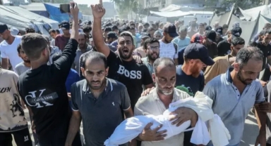 Gazze’de acı veda: İsrail saldırısında yaşamını yitiren anne ve bebeği toprağa verildi 