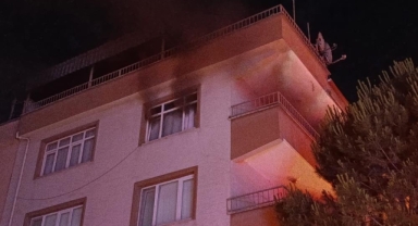 İnegöl’de apartman yangını paniği! Buzdolabı kısa devre yaptı