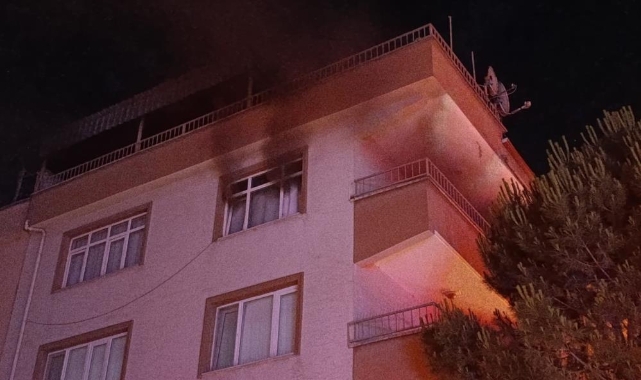 İnegöl’de apartman yangını paniği! Buzdolabı kısa devre yaptı