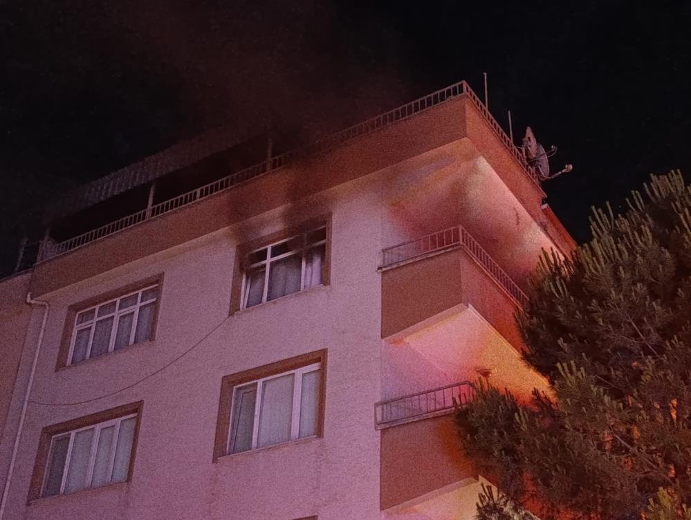 İnegöl’de apartman yangını paniği! Buzdolabı kısa devre yaptı 