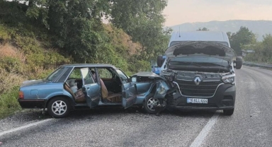 İnegöl’de Minibüs ile Otomobil Çarpıştı: 2 Yaralı 