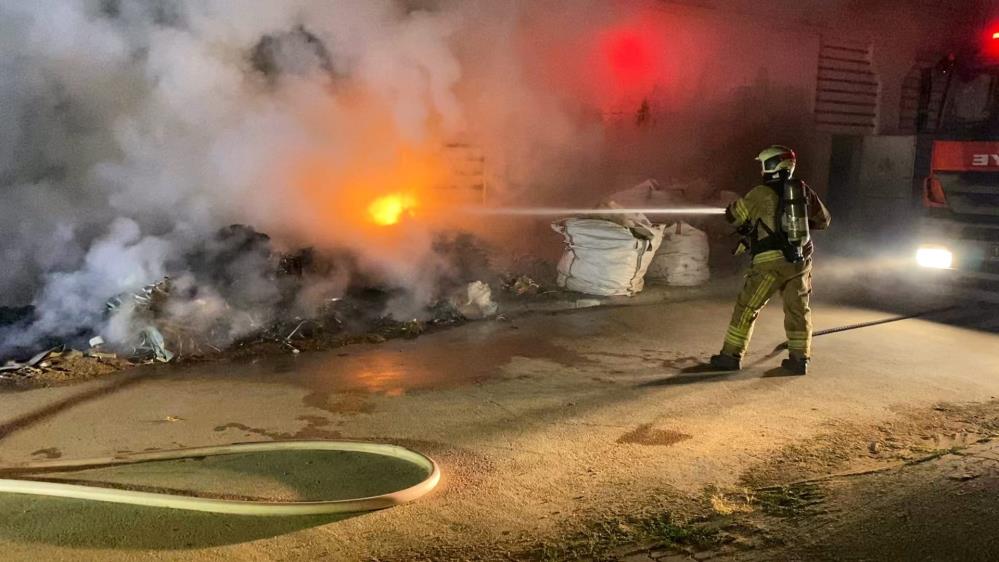 İnegöl OSB'de Orman Ürünleri Fabrikasında Yangın: Ahşap Atıkları Alev Aldı 