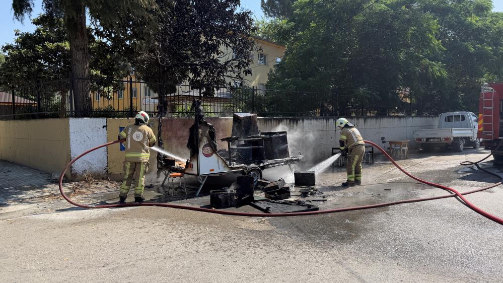 İznik’te karavan yangını paniği! Köfte ekmek karavanı alevlere teslim oldu 
