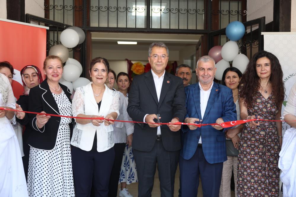 OSMANGAZİ’DE KADIN EMEĞİ SERGİLENDİ: OSMEK KURSİYERLERİNDEN YIL SONU GÖSTERİSİ 