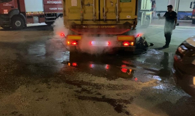 Seyir Halindeki Tır Yandı! Sürücünün Soğukkanlılığı Faciayı Önledi