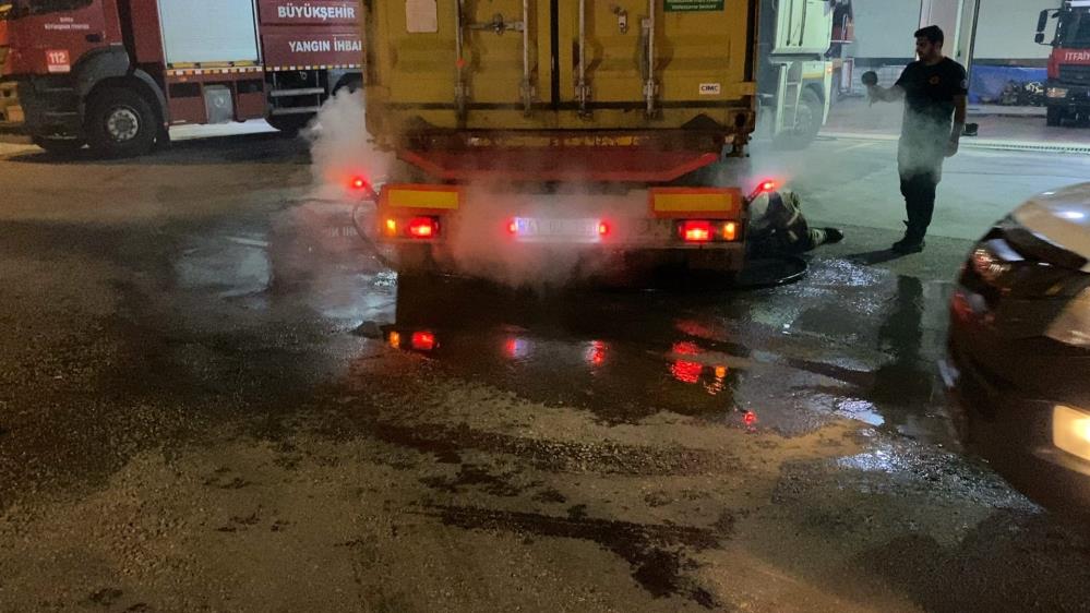 Seyir Halindeki Tır Yandı! Sürücünün Soğukkanlılığı Faciayı Önledi