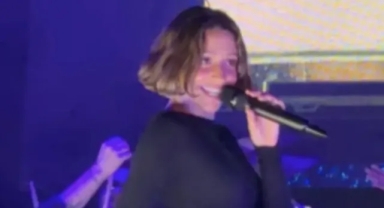 Zeynep Bastık sahne performansıyla dikkat çekti 