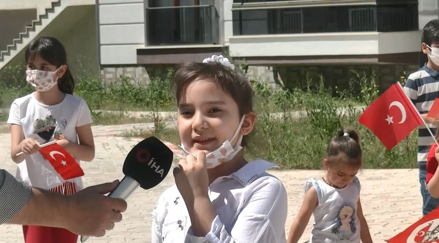 23 Nisanı Balkonlarda Kutladılar