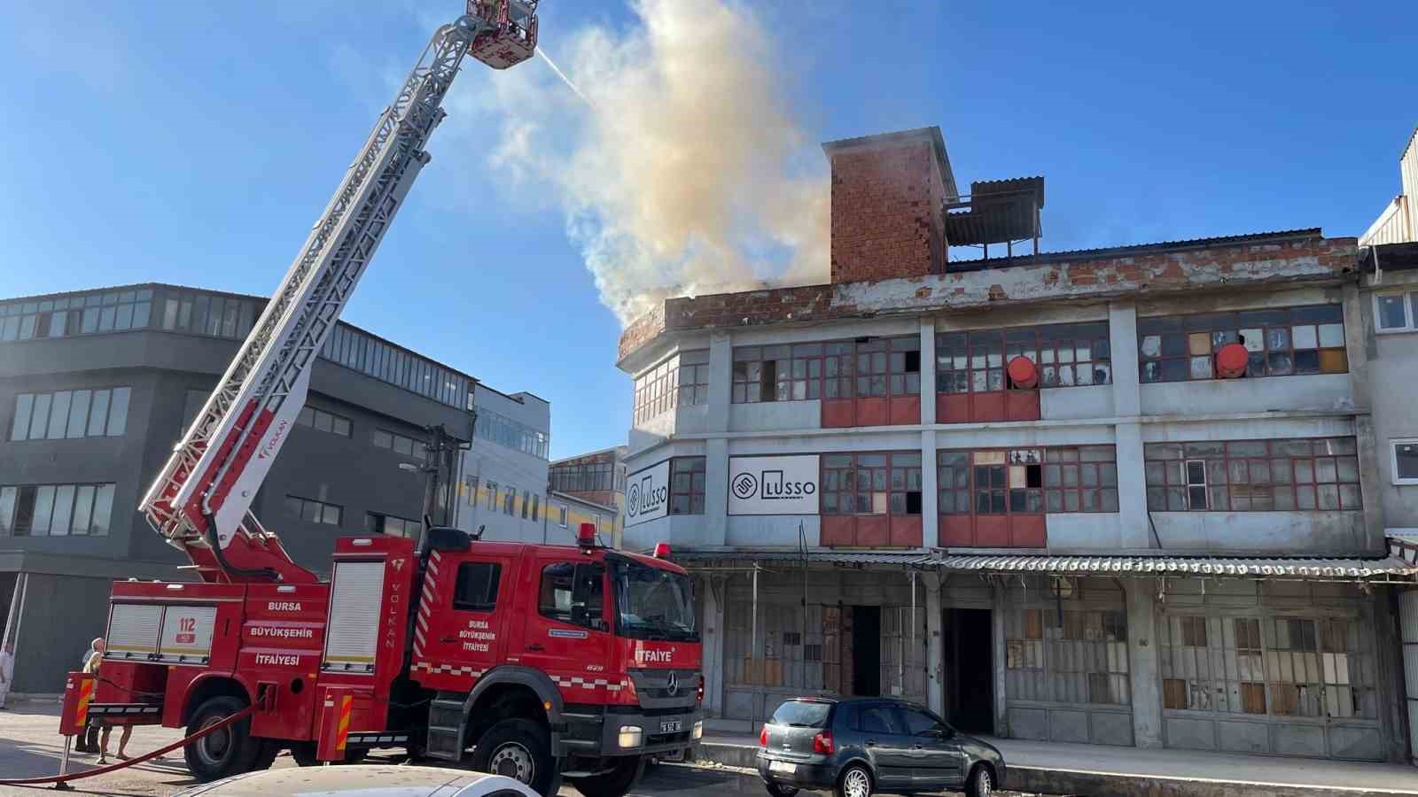 3 Katlı Mobilya Atölyesinin Terası Alevlere Teslim Oldu