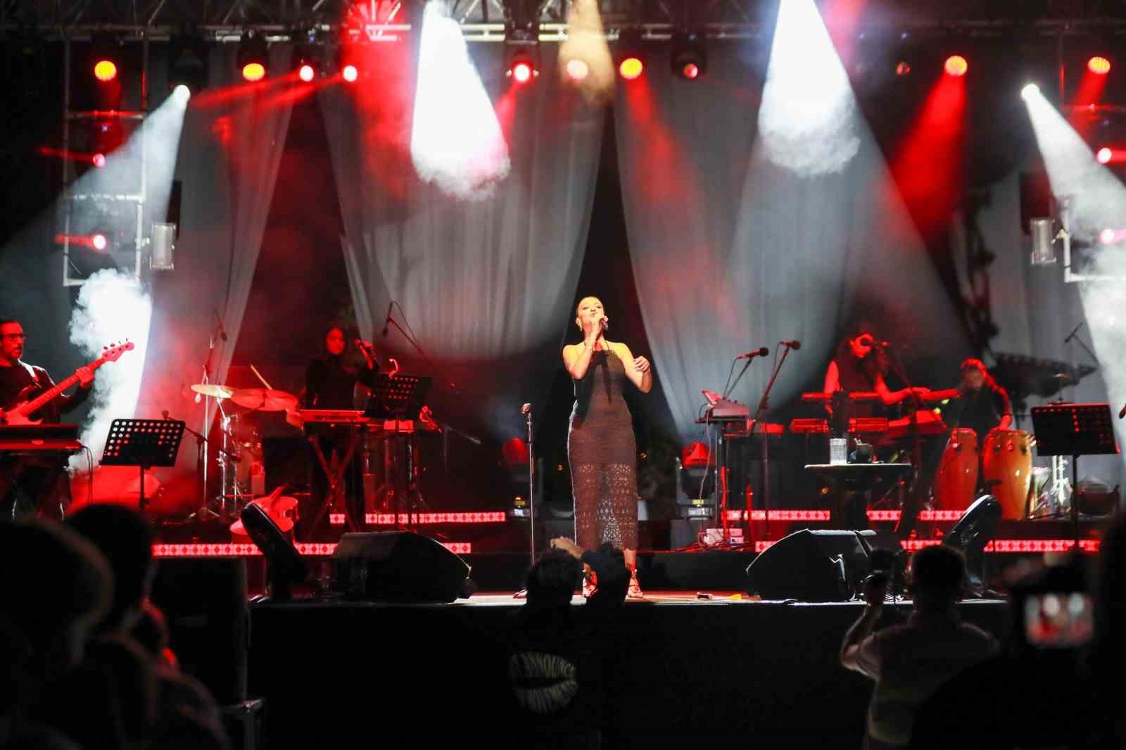 30. Uluslararası Gemlik Zeytini Festivalinin Finalini Melike Şahin Yaptı