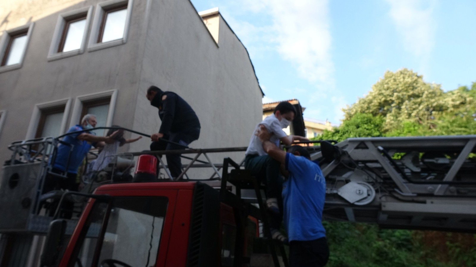 5 Katlı Apartmanda Yangın Paniği: 1İ Bebek, 3Ü Çocuk 12 Kişi Böyle Kurtarıldı