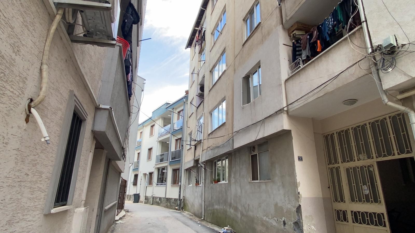 5 Yaşındaki Çocuk 5'inci Kattan Aşağı Düşerek Ağır Yaralandı