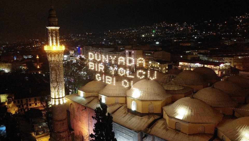 624 Yıllık Ulu Cami'ye Asılan Ramazan Mahyası Değiştirildi