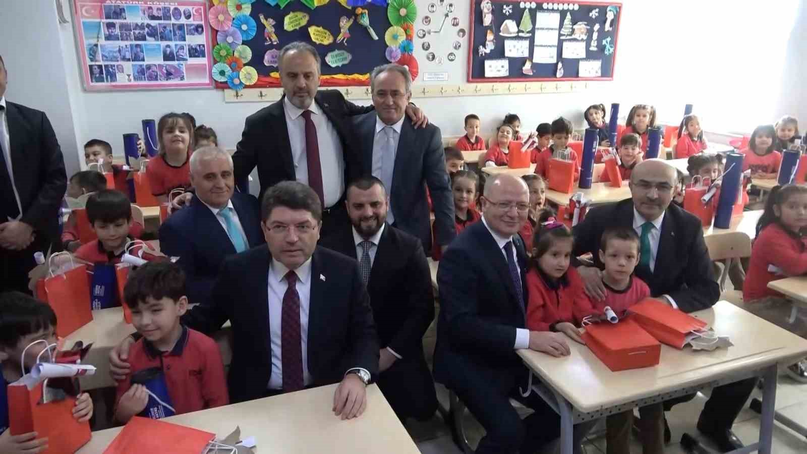 Adalet Bakanı Yılmaz Tunç, Bursada Karne Dağıttı