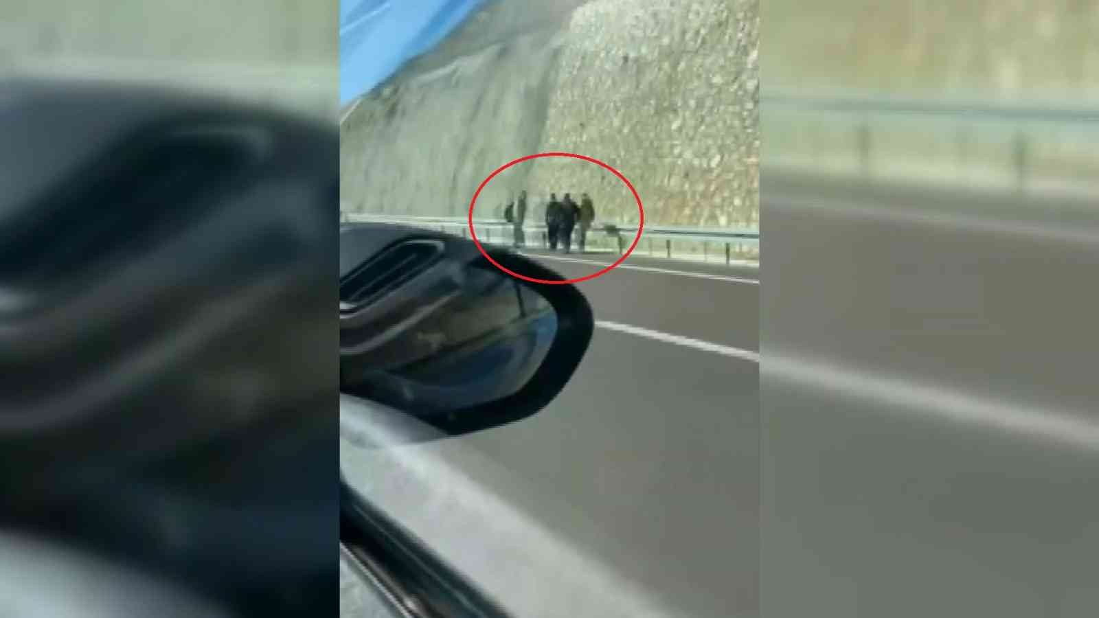 Afgan Göçmenlerin Bursa-İzmir Otobanındaki Yürüyüşü