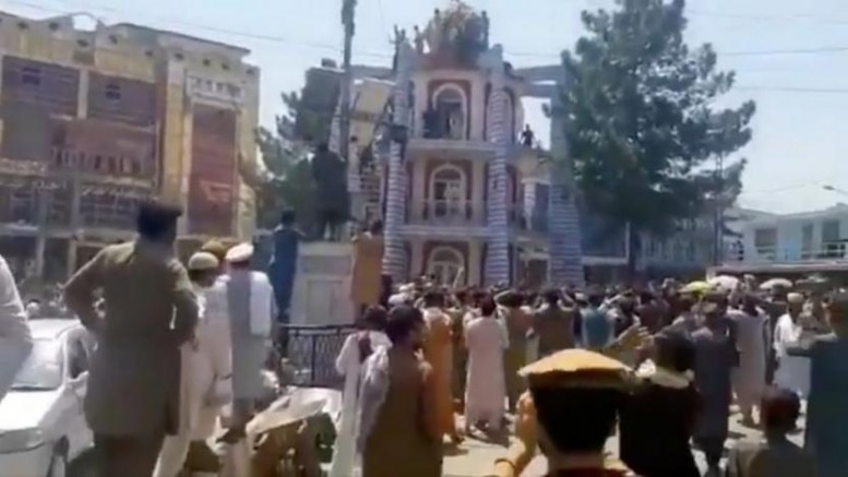Afganistan'da Taliban'a 'bayrak' protestosu: 2 ölü, 12 yaralı